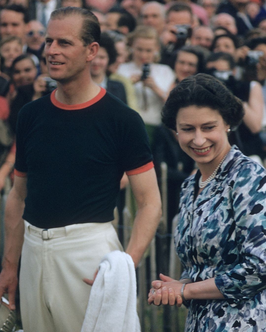 Aqui, durante a Windsor Cup, em 1955, o príncipe aparece com o uniforme oficial de seu time de polo, uma camiseta de algodão, acompanhada de calça de cintura alta, que ajuda a equilibrar sua silhueta e reforçar o porte atlético do príncipe  (Foto: Reprodução)