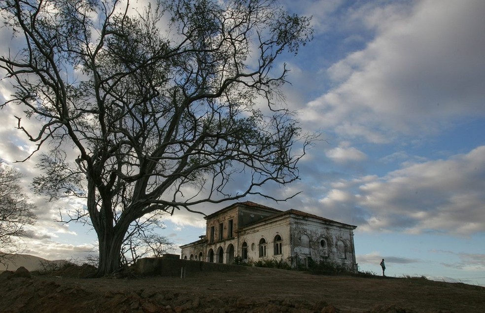 Casa no topo de colina em Guaiúba, no Ceará, tem fama de ser assombrada e parece cenário de filme de terror — Foto: Arquivo SVM
