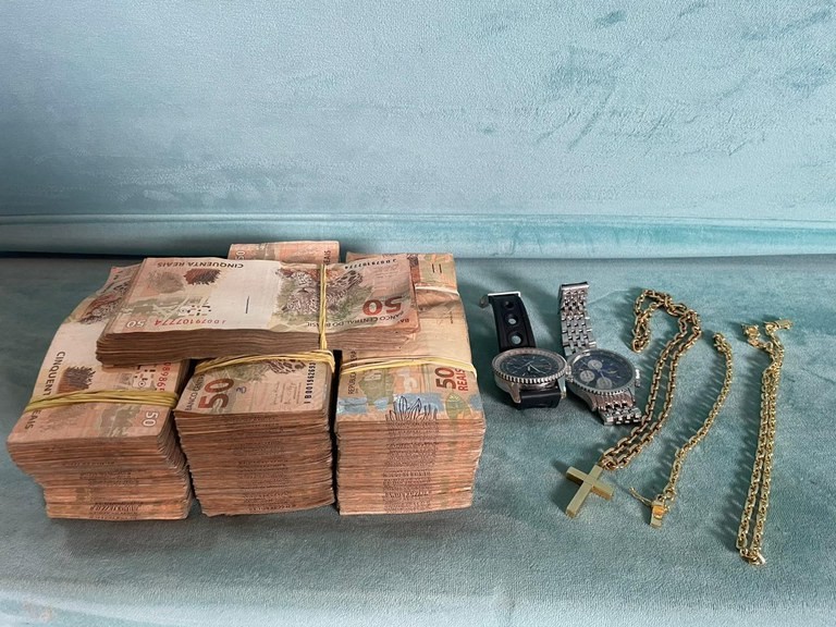 Dinheiro, relógios e colares de ouro apreendidos em operação contra grupo que queria atacar servidores públicos e autoridades — Foto: Divulgação/PF