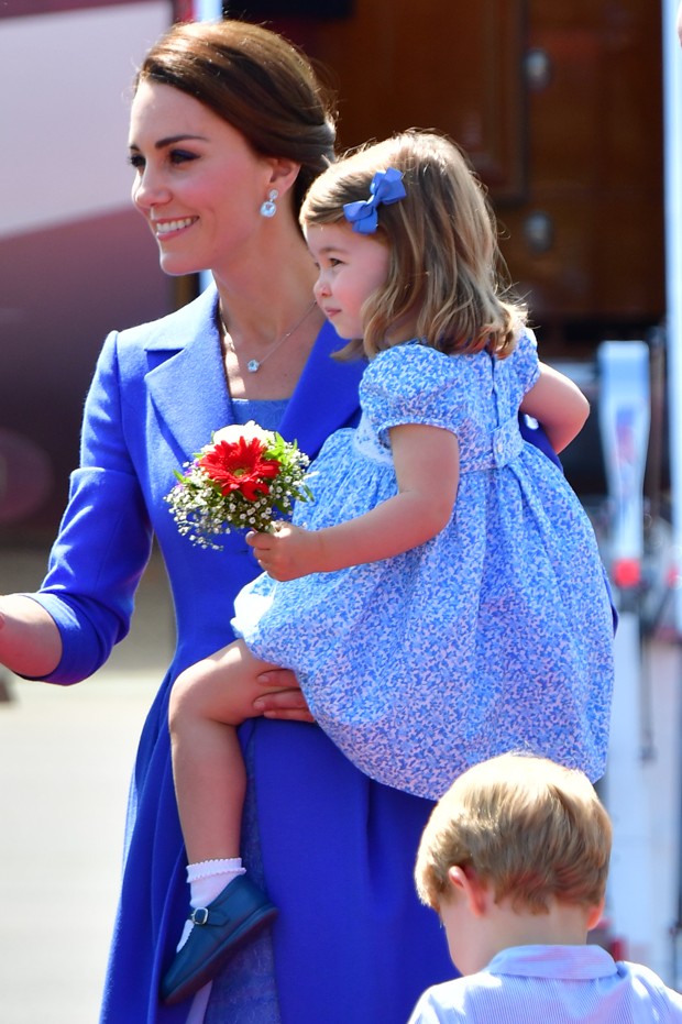 BERLIN, GERMANY - JULY 19:   Catherine, Duchess of Cambridge and Princess Charlotte of Cambridge arrive at Berlin Tegel Airport during an official visit to Poland and Germany on July 19, 2017 in Berlin, Germany.  (Photo by Robin Utrecht - Pool/Getty Image (Foto: Getty Images)