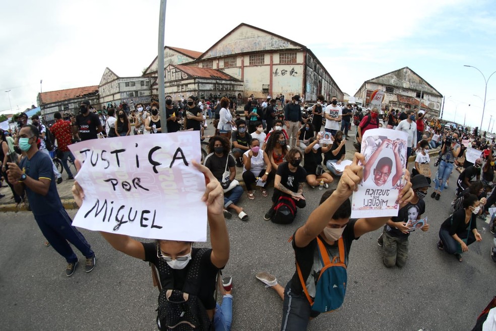 Justiça por Miguel foi o tema do protesto realizado no dia 5 de junho, no Recife — Foto: Marlon Costa/Pernambuco Press