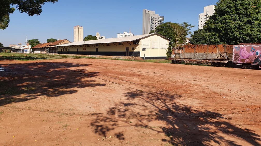 Trecho de ferrovia na Vila Marcondes continua coberto de terra, nesta sexta-feira (26) — Foto: Leonardo Bosisio/g1