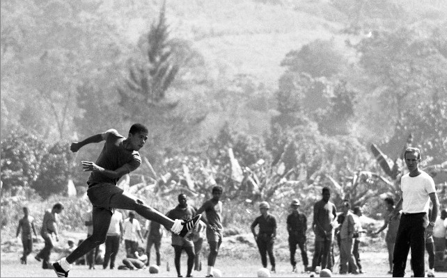 Dadá Maravilha observado por Zagallo em treino da seleção, em 1970