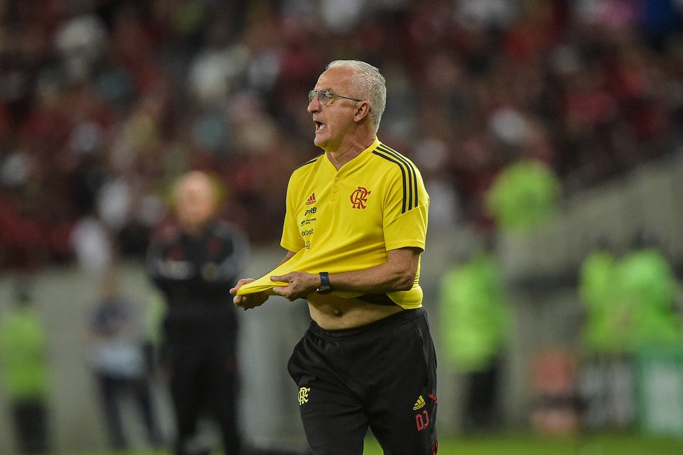 Dorival pede p&ecirc;nalti em L&eacute;o Pereira &mdash; Foto: Thiago Ribeiro/AGIF