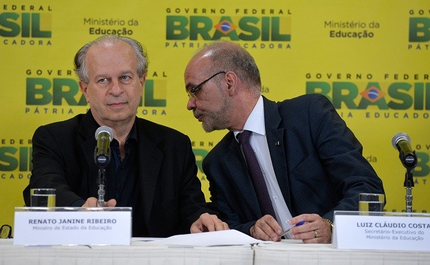 Renato Janine Ribeiro e Luiz Cláudio Costa (Foto: Wilson Dias/Agência Brasil)