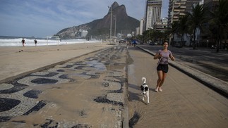 Calçadão e ciclovia no Leblon ficaram tomados de areia levada pela ressaca. — Foto: Márcia Foletto / Agência O Globo