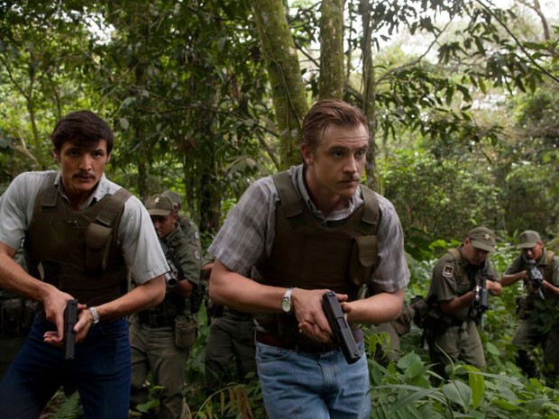 Os atores Pedro Pascal (à esq.) e Boyd Holbrook vivem agentes da DEA na série 'Narcos', que estreia em 28 de agosto e é dirigida pelo brasileiro José Padilha; protagonista é Wagner Moura, na pele de Pablo Escobar (Foto: Divulgação)