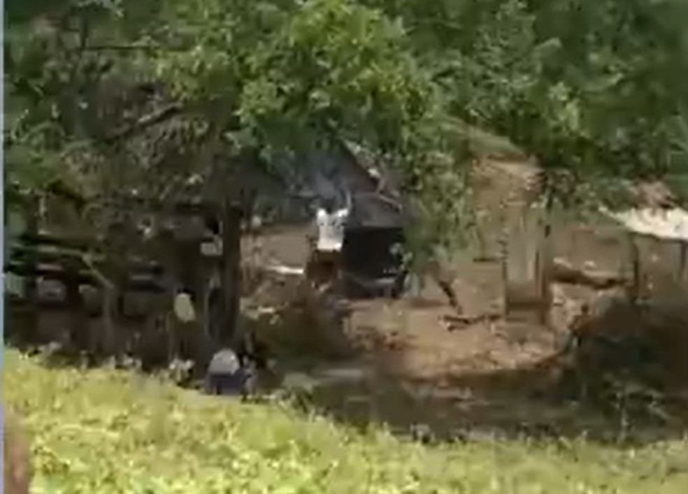 Barracas dos integrantes do MST foram destruídas durante a ação — Foto: TV Santa Cruz