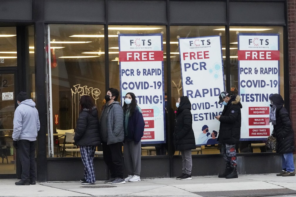 Pessoas aguardam em fila para fazer teste de Covid-19 em Chicago, nos Estados Unidos, em local de testagem gratuito em 30 de dezembro de 2021. O estado de Illinois registrou 30.386 novos casos na quinta-feira, superando em mais de 9 mil o recorde estadual anterior. — Foto: Nam Y. Huh/AP