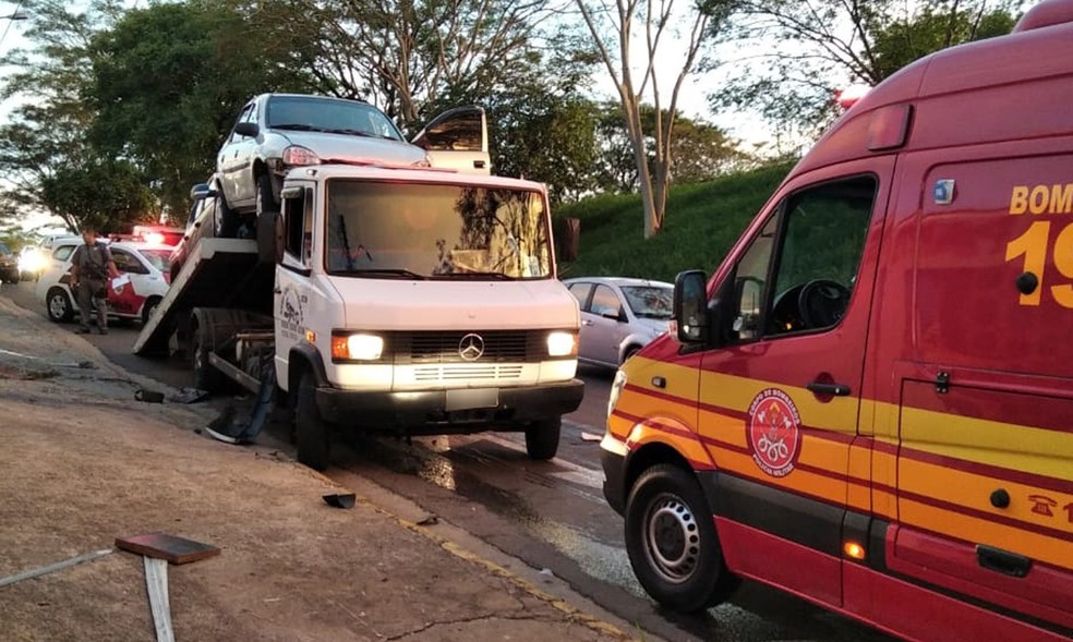 Caminhonete atinge carro que era guinchado na Avenida Joaquim Constantino  — Foto: Polícia Militar 