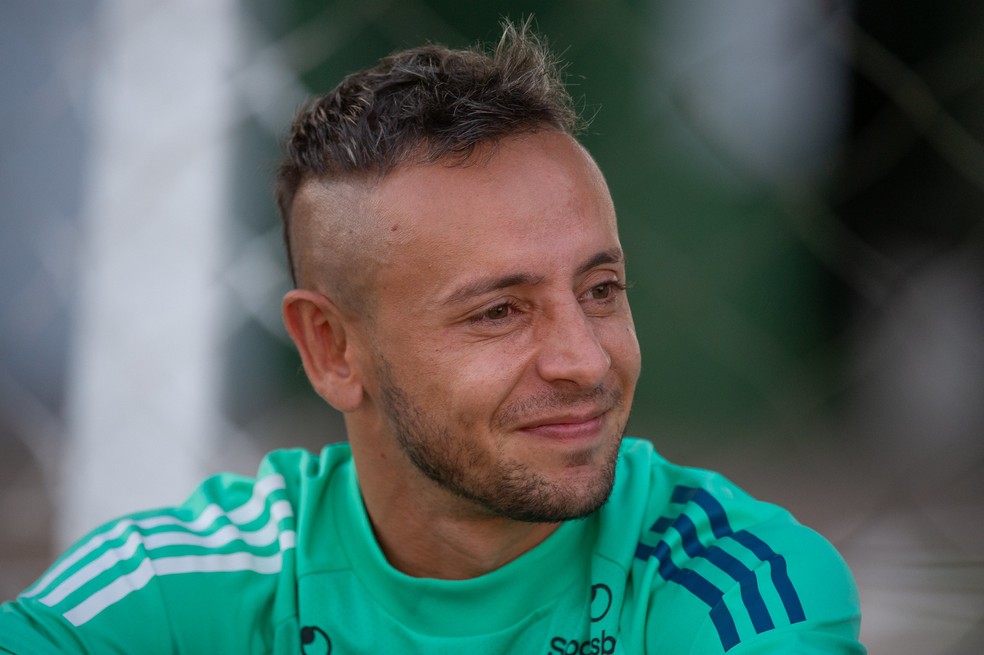 Rafinha durante o treino de quinta-feira, no CT do Goiás — Foto: Alexandre Vidal/Flamengo