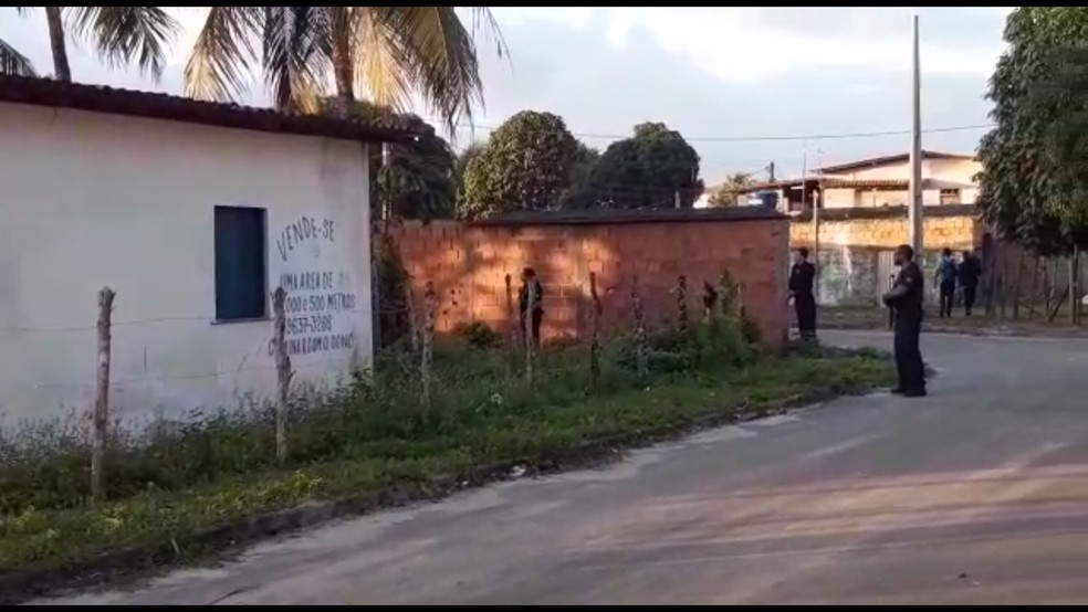 Policiais federais cumpriram mandados de busca e apreens&atilde;o no bairro de Murissatuba, em Cama&ccedil;ari &mdash; Foto: Adriana Oliveira/TV Bahia
