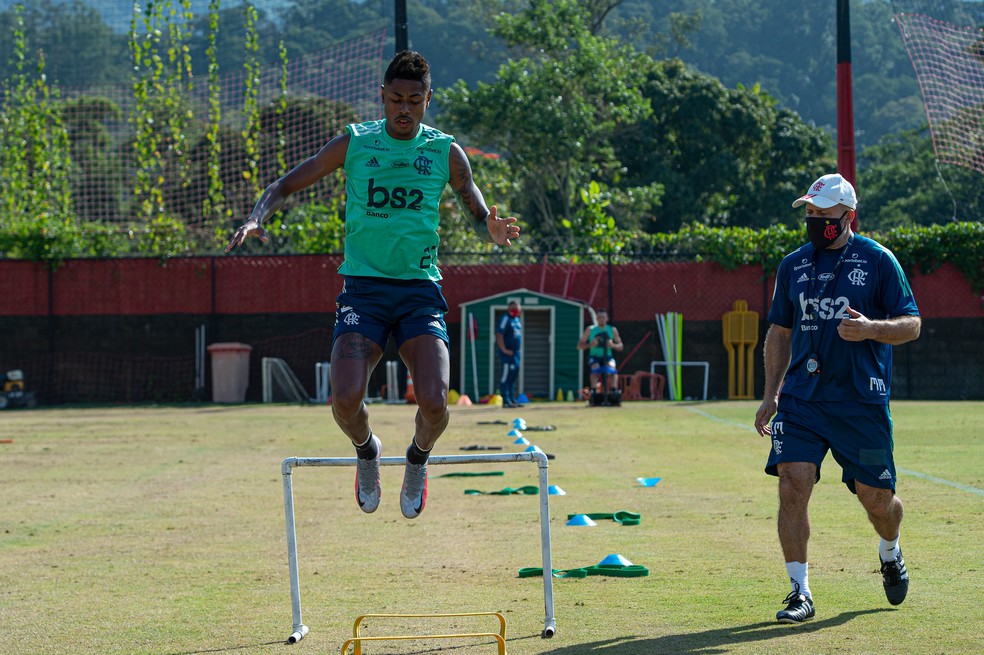 Preparador físico Mario Monteiro orienta a atividade de Bruno Henrique no treino do Flamengo — Foto: Alexandre Vidal/Flamengo