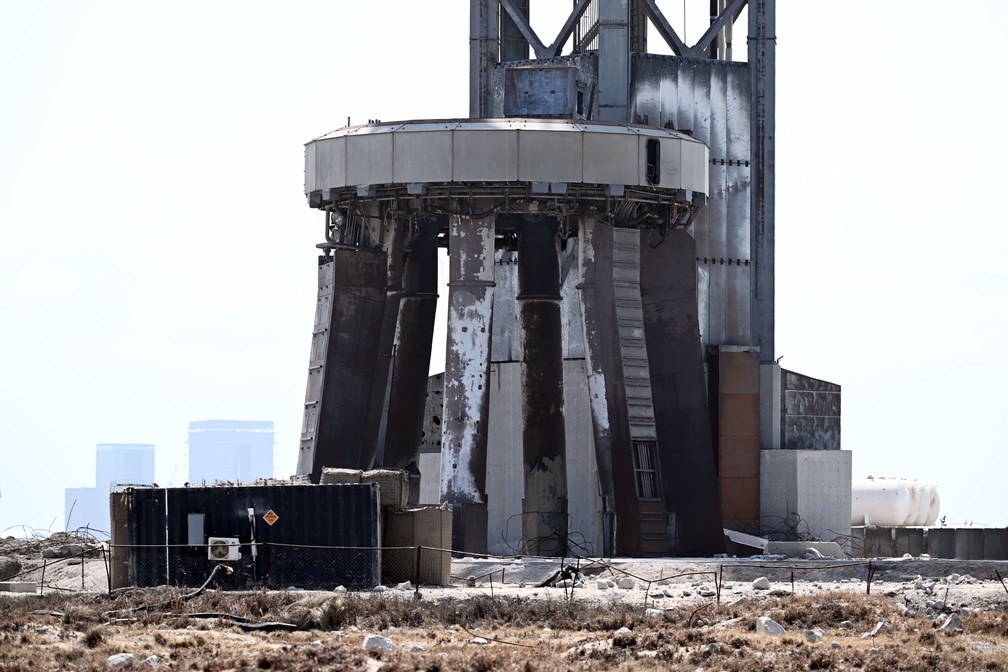 Base danificada após lançamento da Starship — Foto: PATRICK T. FALLON / AFP
