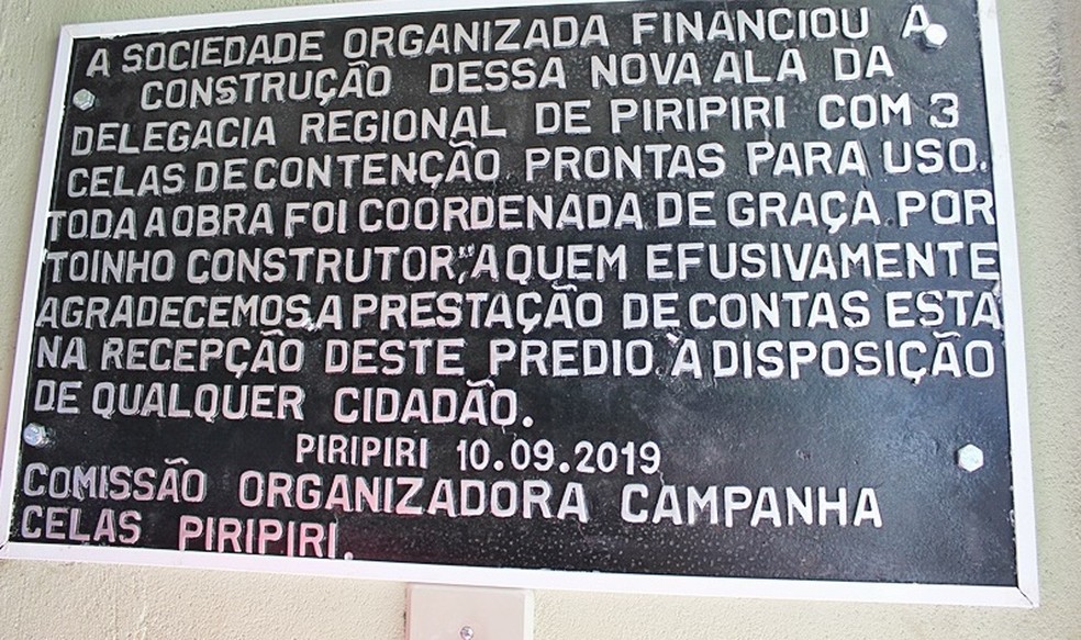 Placa instalada na nova ala da delegacia regional de Piripiri - Piauí — Foto: Portal Piripiri 40 Graus
