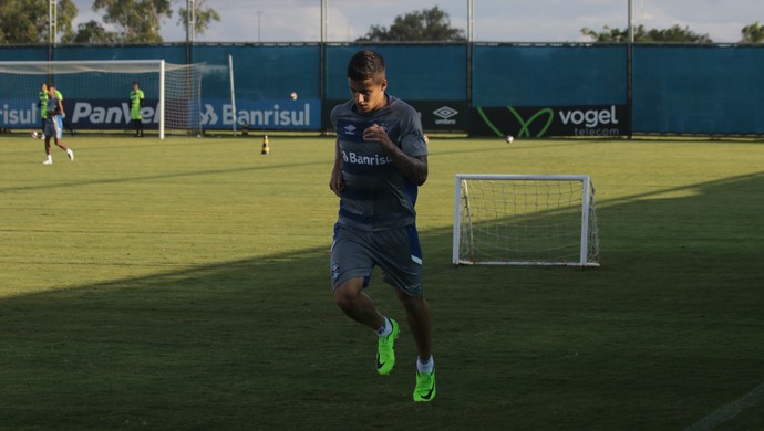 Lucas Barrios volta a treinar no Grêmio em reapresentação com titulares