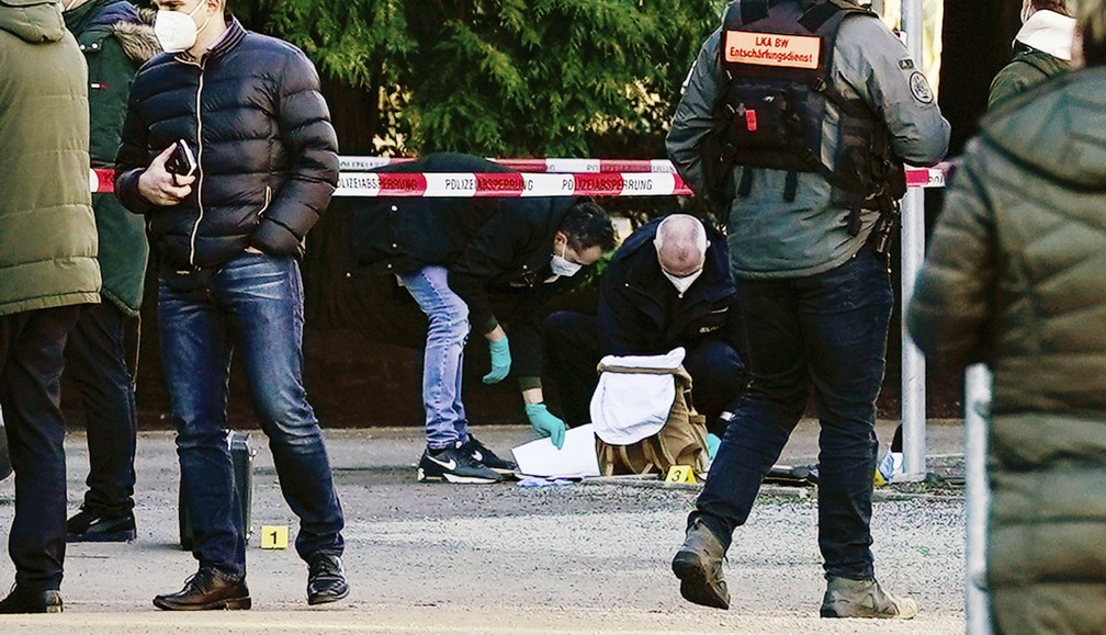 Policiais coletam provas no Jardim Botânico da Universidade de Heidelberg, na Alemanha, após um atirador ferir 4 pessoas dentro de uma sala de aula em 24 de janeiro de 2022 — Foto: Uwe Anspach/dpa via AP