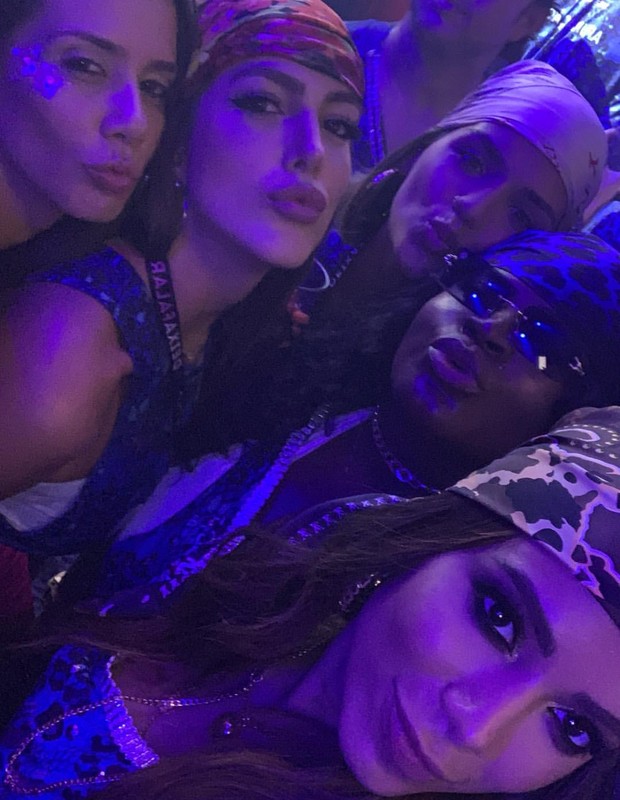 Anitta e Jojo Todynho com amigos (Foto: Reprodução/Instagram)