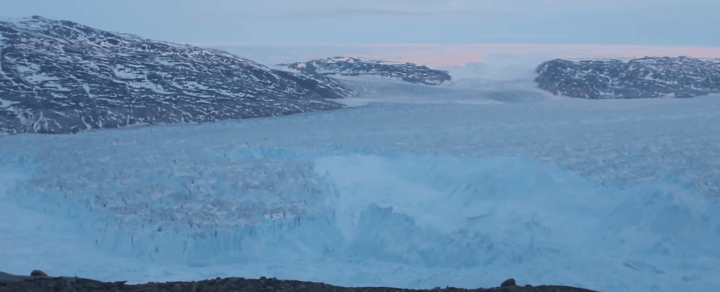 Momento em que iceberg se desprende de geleria (Foto: Reprodução/YouTube)