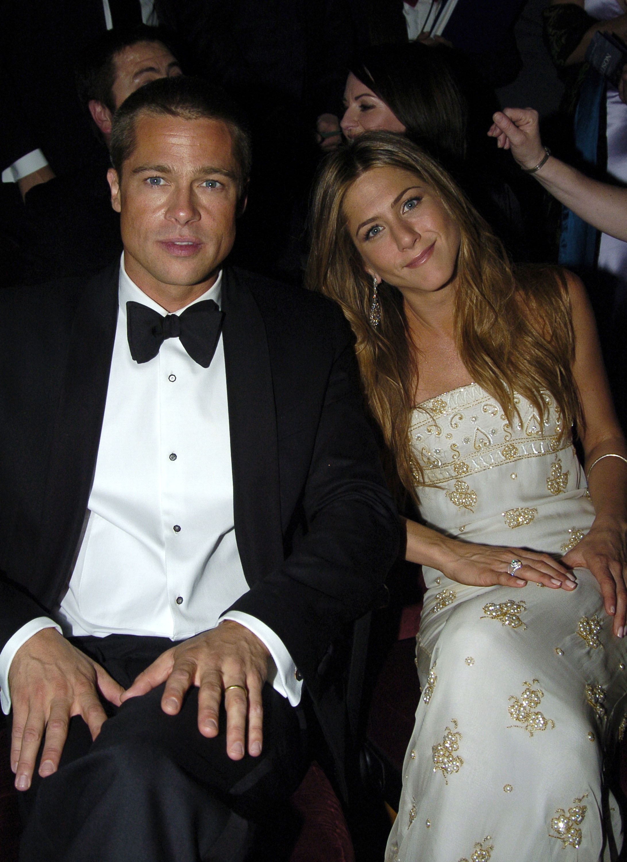 Brad Pitt e Jennifer Aniston em um registro feito durante o prêmio Emmy de 2004, quando ainda estavam casados (Foto: Getty Images)