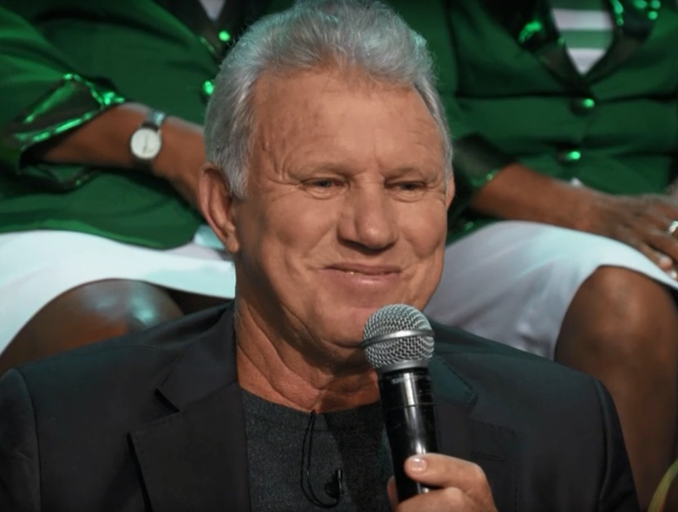 Gilmar, pai de Grazi Massafera, acompanhou da plateia a filha no 'Conversa com Bial' — Foto: TV Globo