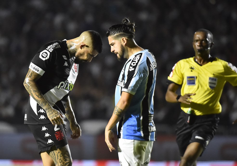 Grêmio muda de postura, mas segue sem resultado