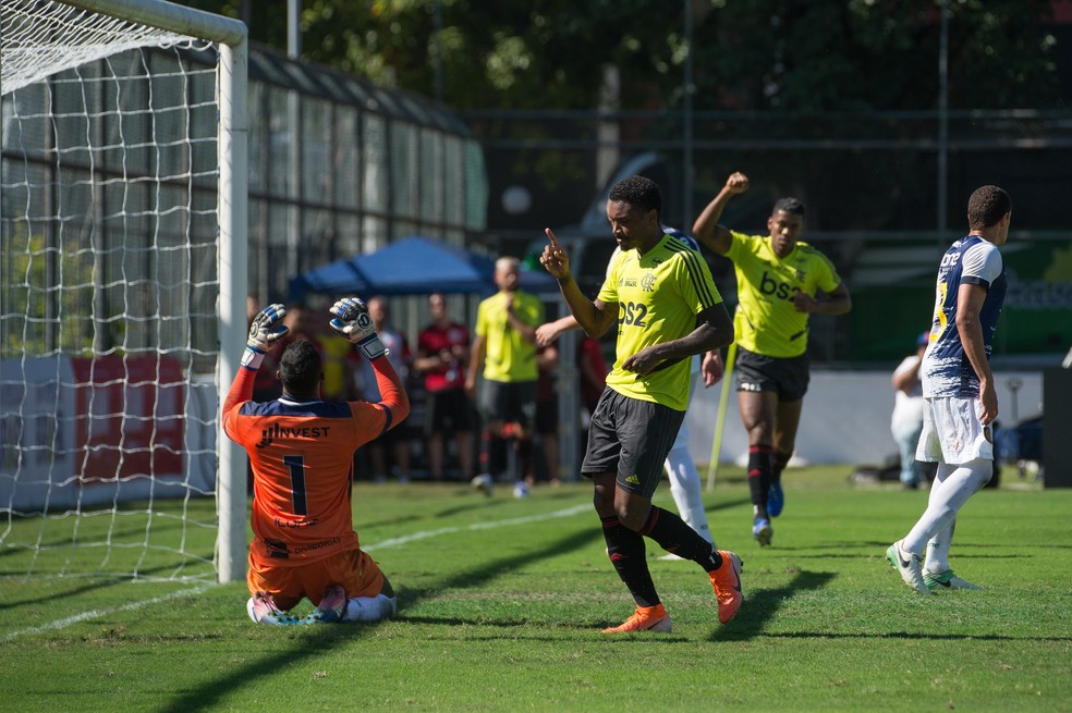 Vitinho marcou dois gols e, ao lado de Rodrigo Caio, foi o destaque do Flamengo â€” Foto: Alexandre Vidal / Flamengo