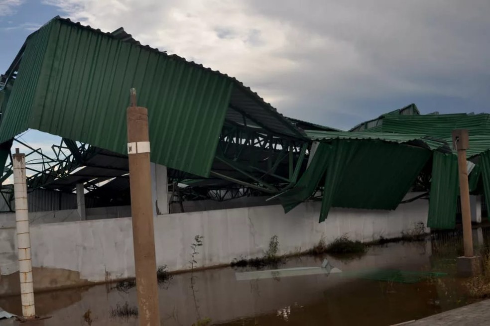 Parte da escola desabou nesta sexta-feira em Matina — Foto: Divulgação/Prefeitura de Matina