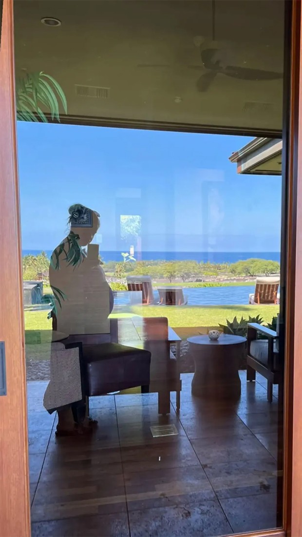 Kelly Osbourne mostra barrigão de gravidez em reflexo de porta de vidro (Foto: Reprodução / Instagram)
