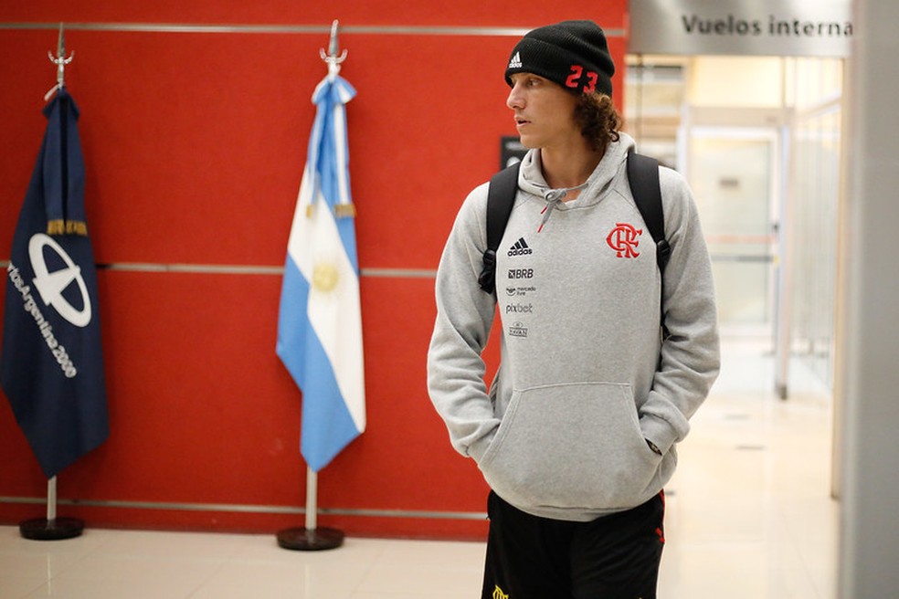 David Luiz no desembarque do Flamengo em Buenos Aires &mdash; Foto: Gilvan de Souza / CRF