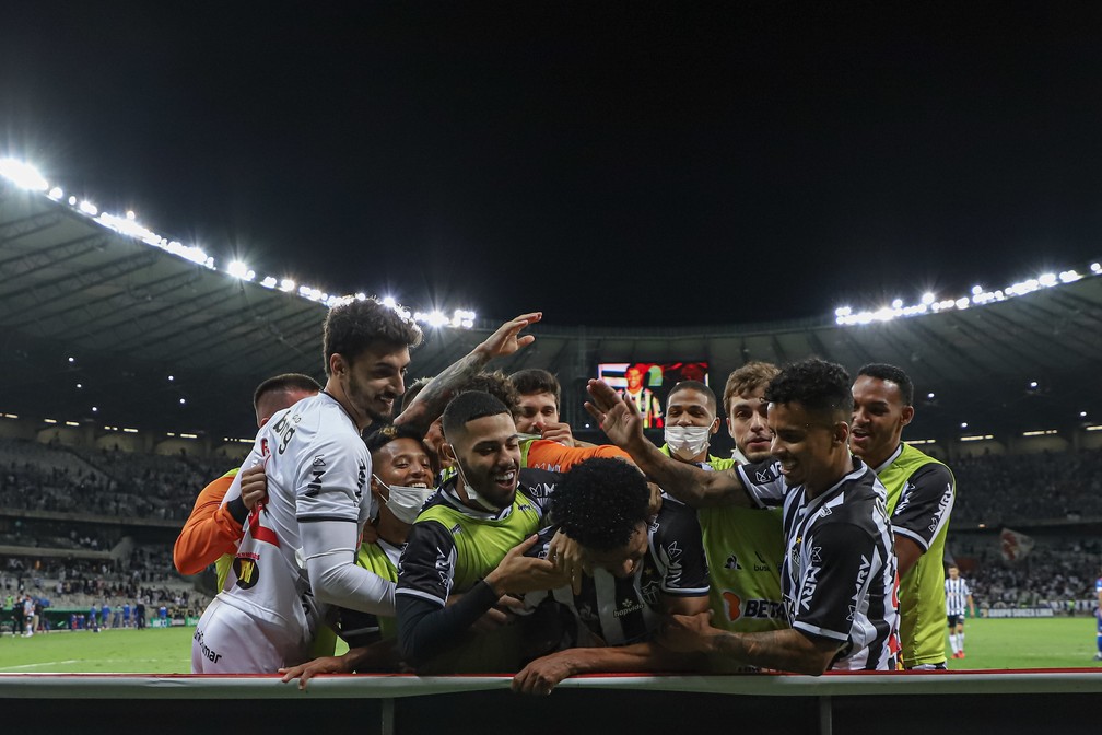 Elenco do Atlético-MG comemora vitória sobre o Fortaleza — Foto: Pedro Souza / Atlético