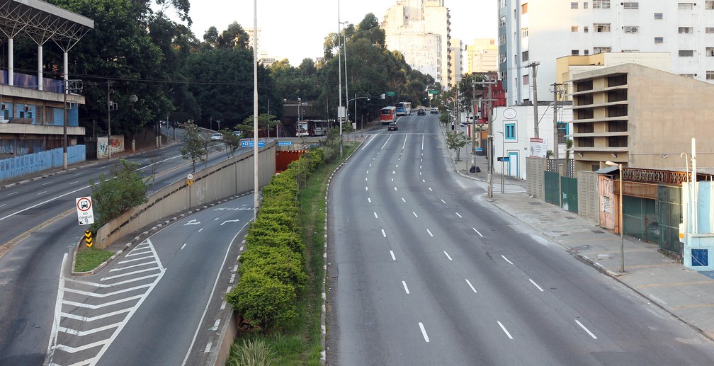 Foto de arquivo mostra Avenida Rebou&ccedil;as em dia at&iacute;pico, completamente livre &mdash; Foto: Paulo Liebert/Estad&atilde;o Conte&uacute;do