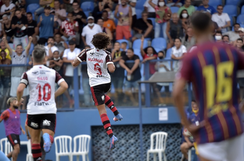 Arão comemora gol da virada do Flamengo contra o Madureira  — Foto: André Durão
