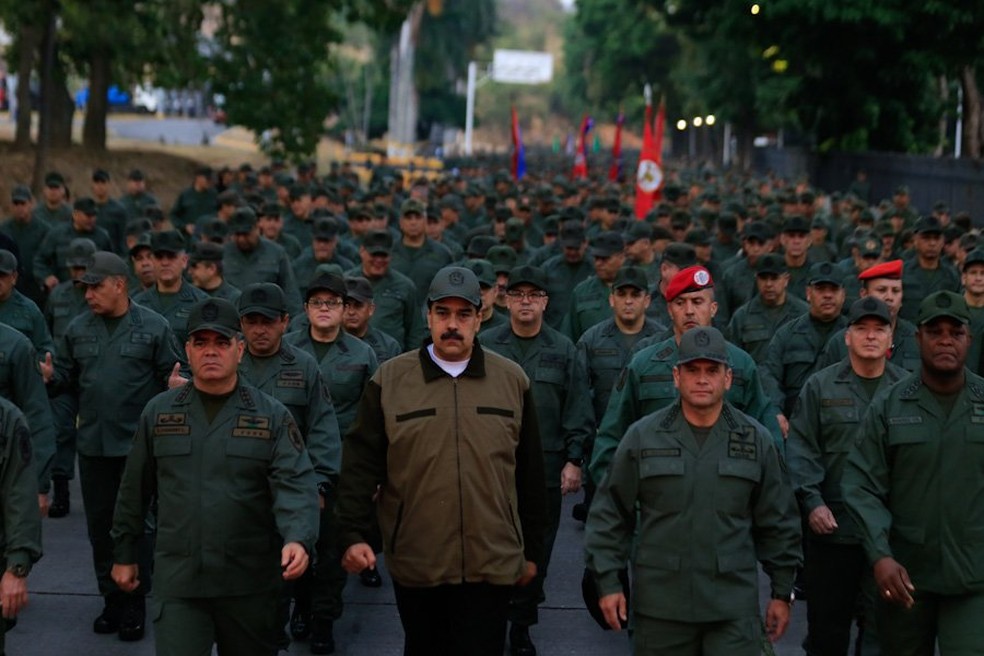 Imagem mostra Maduro (ao centro) e ministro da Defesa, Vladimir Padrino (esq.) em marcha militar — Foto: Divulgação/ Ministério Defesa da Venezuela