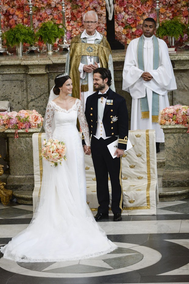 O príncipe da Suécia, Carl Philip, casou-se com a ex-modelo e estrela de reality show Sofia Hellqvist, na capela do palácio real em Estocolmo, neste sábado (13) (Foto: REUTERS/Pontus Lundahl/TT News Agency)