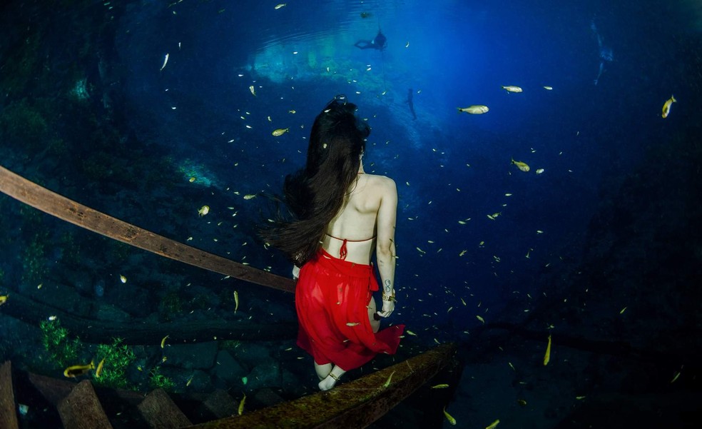 Paula, durante ensaio em caverna inundada, em Jardim (MS). — Foto: Ruver Bandeira/Foto