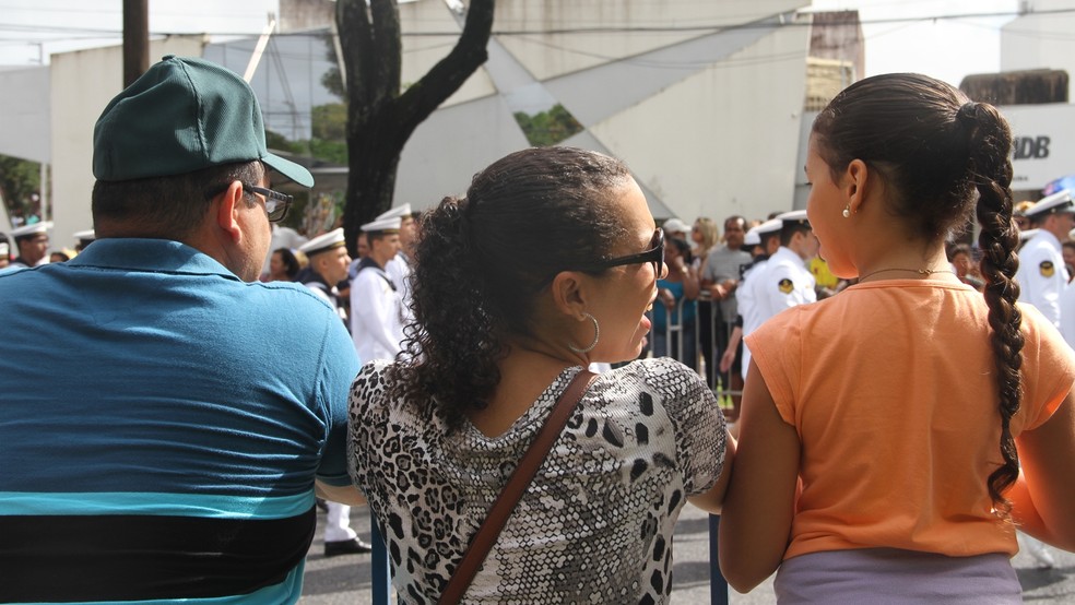 Anaí e Valberto levam a filha Zaíra para assistir ao desfile cívico-militar, em João Pessoa (Foto: Krystine Carneiro/G1) Anaí e Valberto levam a filha Zaíra para assistir ao desfile cívico-militar, em João Pessoa (Foto: Krystine Carneiro/G1)