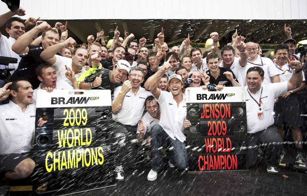 Jenson Button e a Brawn GP comemoram os títulos conquistados em 2009 — Foto: Darren Heath/Getty Images