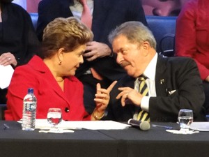 O ex-presidente Luiz Inácio Lula da Silva e a presidente Dilma Rousseff nesta segunda (15), em seminário do PT em Belo Horizonte (Foto: Pedro Triginelli/G1)