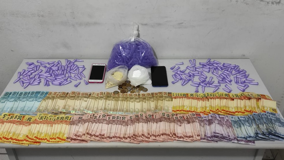 Na casa da irmãs na Vila Real, PM achou mais de R$ 5,5 mil em dinheiro e porções de cocaína e crack — Foto: Polícia Militar/Divulgação