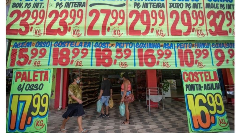 Inflação sentida pelas famílias brasileiras mais pobres foi de quase 7%, o dobro da taxa sentida pelos brasileiros mais ricos (Foto: EPA via BBC)
