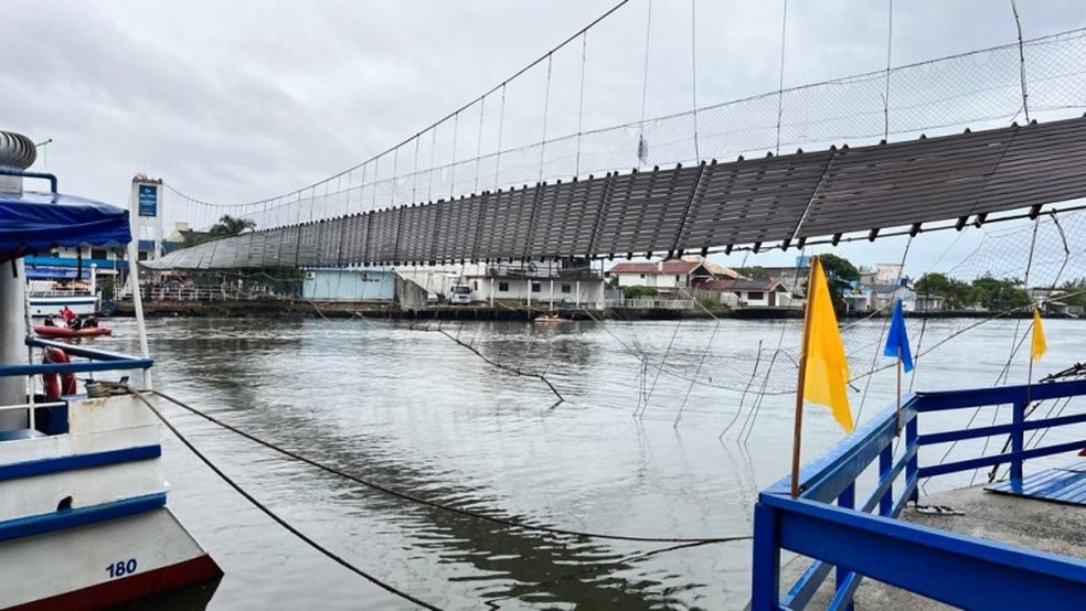 Cabos da ponte entre RS e SC romperam na madrugada desta segunda-feira — Foto: Divulgação/Corpo de Bombeiros