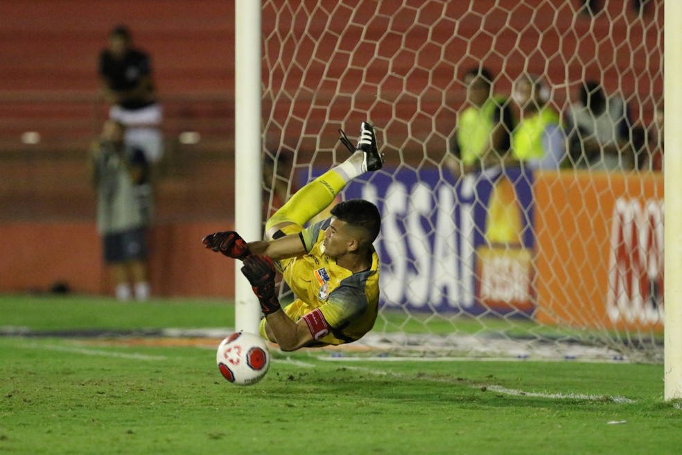 Goleiro Éverton defende pênalti em Náutico x Salgueiro — Foto: Marlon Costa/Pernambuco Press