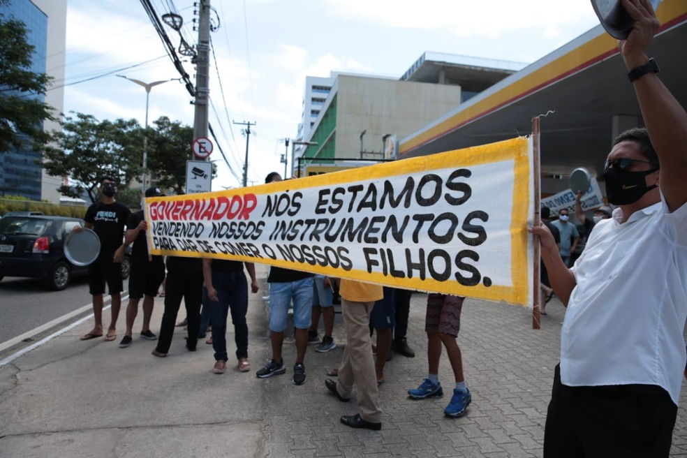 Manifestantes contestam decreto que limita horário de funcionamento de bares e restaurantes em Fortaleza — Foto: Isanelle Nascimento/SVM