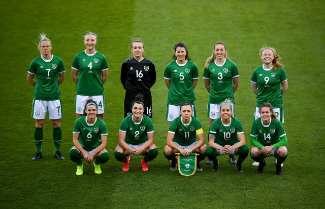 Dublin , Ireland - 8 April 2021; The Republic of Ireland team, back row, from left, Diane Caldwell, Louise Quinn, Grace Moloney, Niamh Fahey, Megan Connolly and Amber Barrett, with, front row, Jamie Finn, Keeva Keenan, Katie McCabe, Denise O'Sullivan and  (Foto: Sportsfile via Getty Images)