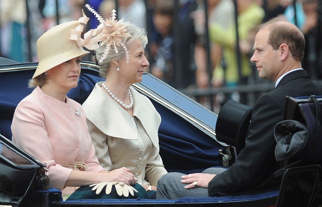 LONDON - JUNE 13: (L-R) Sophie, Countess of Wessex, Birgitte, Duchess of Gloucester and Prince Edward, Earl of Wessex ride a carriage down the Mall during Trooping The Colour on June 14, 2008 in London, England.  Trooping The Colour is the Queen's annual  (Foto: WireImage)