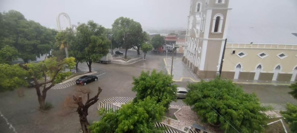 Chuva é registrada em Caicó nesta segunda-feira (6) — Foto: Alex Alexandre