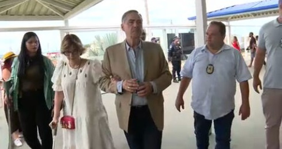 Ministro Luís Roberto Barroso chega a escola de Brasília para votar — Foto: Reprodução/TV Globo