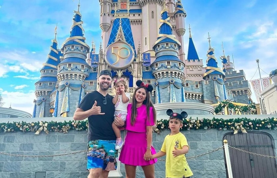 Zé Neto e Natália Toscano levaram os filhos, Angelina e José Filho à Disney