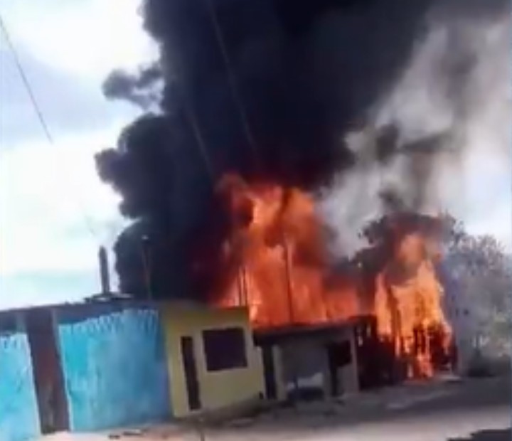 Incêndio atinge casas na Região Metropolitana de Salvador; vídeo mostra fogo se alastrando pelos imóveis